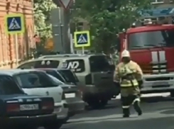 Автохамы заблокировали проезд пожарной машины к пылающему дому в Ростове и попали на видео