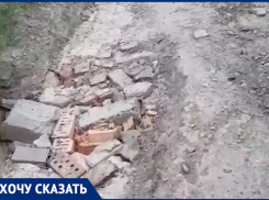«Вода рушит дорогу и наши дома»: жительница Ростова пожаловалась на состояние улицы Заметная