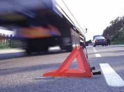 Водитель «КамАЗа» снес с проезжей части машину с донским полицейским и ребенком 