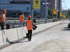 На «пробочном» мосту на Стачки в Ростове десятки рабочих поменяли бетонное основание