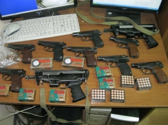 Исчезновение изъятого оружия вызвало наказание 27 полицейских Ростова