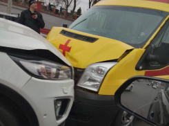 В Ростове машина реанимации попала в ДТП