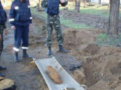Обнаруженный рядом с железной дорогой боевой снаряд перепугал рабочих в хуторе Ростовской области