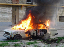 Экстренное спасение от огненного уничтожения иномарки в Ростове попало на видео