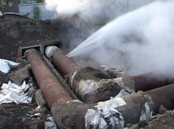 Перед Новым годом в центре Ростова забила река кипятка