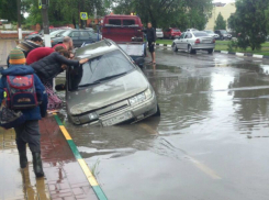 Открывшиеся «врата в ад» поглотили иномарку на поплывшей дороге в Ростовской области