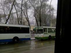 Водители автобусов по привычке высаживают пассажиров на площади Советов