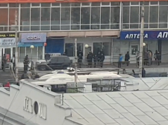 Кроссовер по ступенькам заехал в ТЦ на Сельмаше в Ростове 