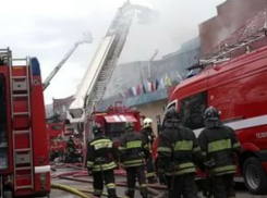 Горящий склад в Ростове-на-Дону из-за сильного задымления тушили пять часов 