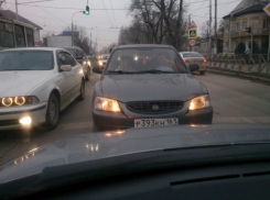 Неожиданный выезд иномарки на встречную полосу испугал автолюбителей в Таганроге