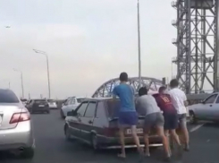 Четверо «подростковых пони» в качестве двигателя «четырнадцатой» попали на видео в Ростове