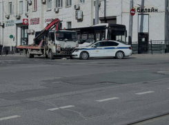 Карета ГАИ врезалась в эвакуатор на Московской в Ростове