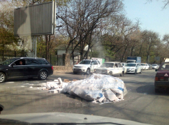 В Ростове во время движения из газели выпали газоблоки