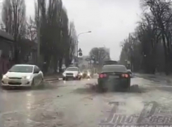 Утопающие на улицах Ростова возмущенные автомобилисты попали на видео