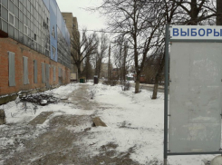 «Летающие инопланетяне» расставили по Ростову информационные стенды перед выборами, - уверены горожане