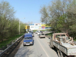 Жуткую пробку из-за сломавшегося грузовика в Ростове сняли на видео