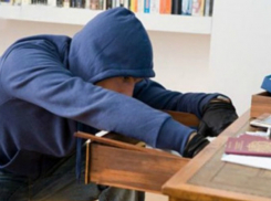 Коварный мужчина в гостях у знакомой подменил ключи и совершил ночное преступление