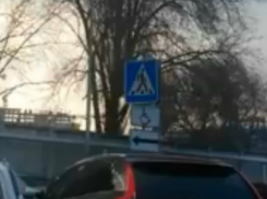 Новый дорожный знак - «пешеходный переход для инвалидов налево» - обнаружил ростовский блогер