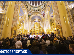 С масками на подбородках и без соцдистанции: как прошла рождественская служба в Ростове