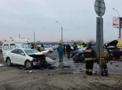 Видео страшной аварии с кровавыми жертвами на трассе под Ростовом шокировало очевидцев