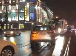 Эпично фатальная встреча четырех люксовых автомобилей и трамвая в центре Ростова попала на видео
