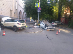 Машина «Яндекс.Такси» перевернулась после ДТП в центре Ростова