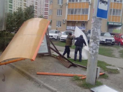 В микрорайоне «Левенцовский» в Ростове сдуло автобусную остановку