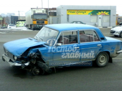 Беременная женщина за рулем иномарки пострадала в массовом ДТП на улице Вавилова в Ростове