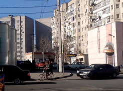 Цирковые номера подростков на велосипеде посреди дороги под Ростовом попали на видео