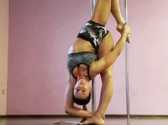 Потрясающие растяжку и акробатические элементы показала известная ростовская «мазохистка»