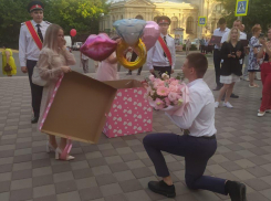 Студент новочеркасского вуза на выпускном сделал предложение своей возлюбленной