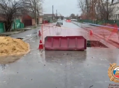 Трёхлетний ребёнок пострадал после падения мотоцикла в ремонтную яму на трассе в Ростовской области