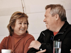 Губернатор Ростовской области Голубев заработал в 7 раз меньше своей супруги