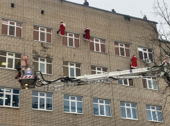 В Ростове спасатели в костюмах Дедов Морозов поздравили маленьких пациентов больницы