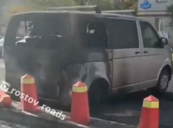 В Ростове неадекватный мужчина с улыбкой на лице сжёг несколько автомобилей