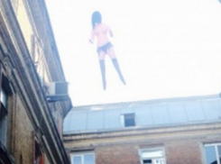 Неизвестный ростовчанин повесил надувную секс-куклу в центре города