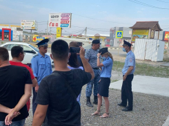 У рынка «Атлант» под Ростовом попытались построить стену из бетонных блоков