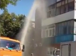 Фонтаном из пробитой коммунальщиками трубы затопило жильцов многоэтажки Ростова на видео