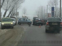 Крупная авария спровоцировала дорожный коллапс на Троллейбусной улице Ростова