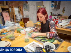 «Дань уважения наследию»: ростовчанка восстанавливает уникальную советскую мозаику в переходах города