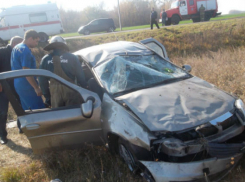 Молодой мужчина погиб в перевернувшейся иномарке на трассе в Ростовской области