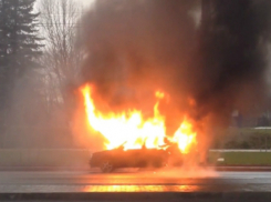 «Фольксваген» с женщиной за рулем загорелся на ходу в Ростовской области