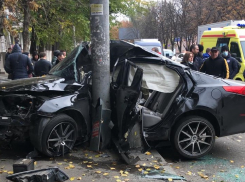 Скончался 20-летний водитель иномарки, которая врезалась в столб на Ленина в Ростове