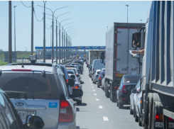 Трассу М-4 «Дон» на въезде в Ростов-на-Дону сковала многокилометровая пробка 