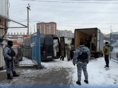 Предприниматели вывозят товар с закрытых рынков на Темернике в Ростове 