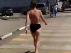 Молодая женщина с голой грудью шокировала прохожих в Ростовской области на видео