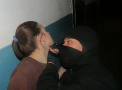 Мужчина с ножом и фетишем на нижнее белье напугал ростовчанку в подъезде дома