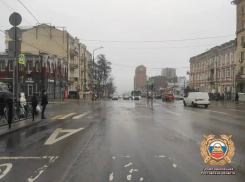 На Ворошиловском в Ростове грузовик сбил 17-летнюю девушку