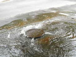 Двор ростовской новостройки на Орбитальной затопило фекалиями