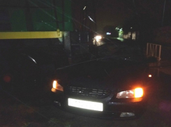 Тепловоз разнес иномарку с четырьмя людьми на железнодорожном переезде в Ростовской области